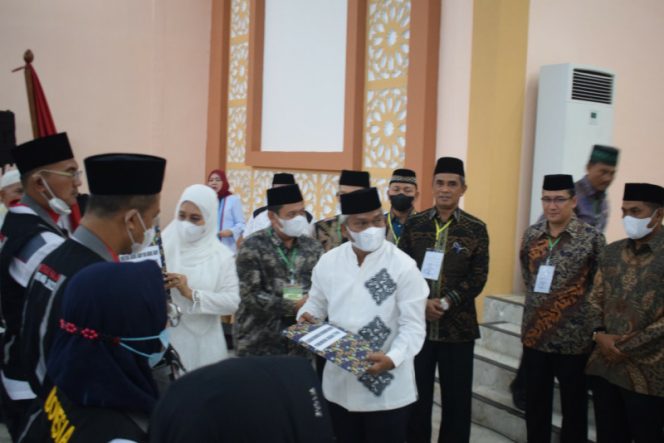 
					Plt. Bupati Lepas 178 Jamaah Calon Haji Asal Kabupaten Palas Menuju Madinah