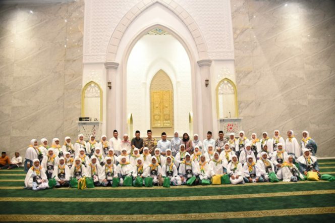 
					Suasana Haru Tergambar Saat Bupati Melepas 83 Calon Jemaah Haji Asal Tapsel