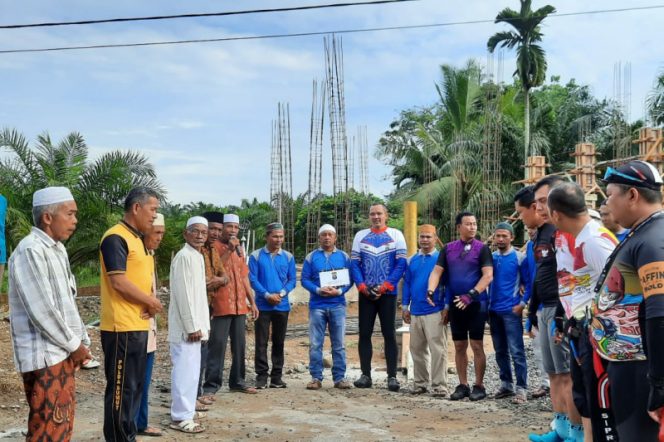 
					HUT Bhayangkara Ke-76, Kapolres Madina Serahkan Bantuan Ke Mesjid Al-Hidayah Desa Kampung Sawah Natal