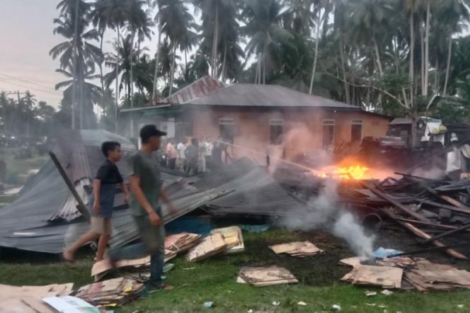 
					Ludes Terbakar, 1 Unit Gudang Butut Terletak di Desa Panggautan Kecamatan Natal