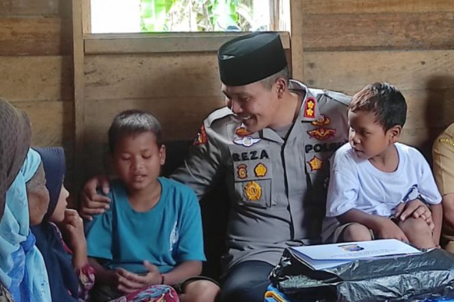 
					Kapolres Madina Berikan Tali Asih Untuk Nenek Ana Dan Ketiga Cucunya Yatim Piatu