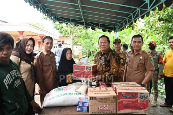 
					Walikota Padang Sidempuan Serahkan Bantuan Kepada Korban Kebakaran Di Kelurahan Bincar