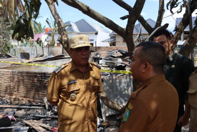 
					Bupati Sukhairi Tinjau Peristiwa Kebakaran Menghanguskan 3 Rumah di Kelurahan Dalan Lidang