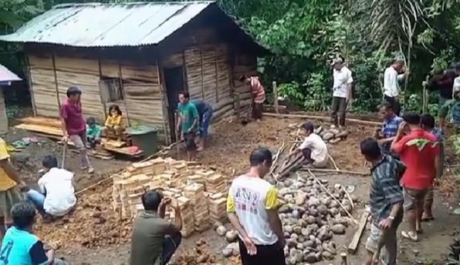 
					Wabup Tapsel : Marsialap Ari Gotong Royong, Bangun Rumah Warga Tidak Layak Huni