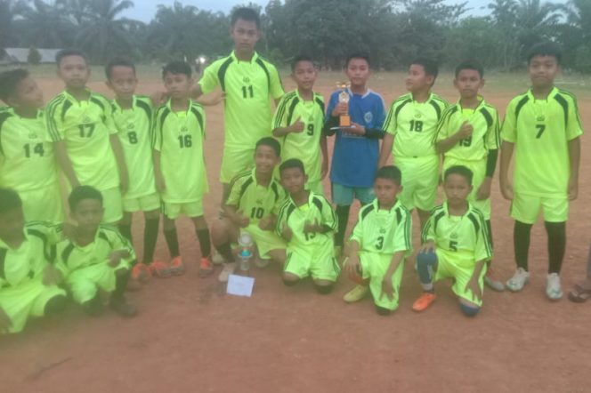 
					Turnamen Sepak Bola Cilik Desa Ujung Batu IV Cup, Kelorongan 1 Keluar Sebagai Juara