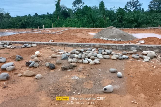 
					Proyek Dana DAK Pembangunan Gedung ruang guru/ kepala sekolah/ TU di SMP N 3 Ranto Baek masih tahap pondasi, sementara kontrak akan berakhir 21 oktober 2022 ini.