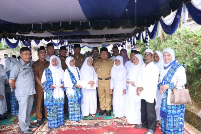 
					Hadiri Maulid Nabi dan Pengajian Akbar BKMT, Bupati Tapsel Salurkan Bantuan ke Masyarakat Angsel