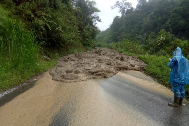 
					Hati Hati… ! Jalan Menuju Pantai Barat Mandailing Natal Tertimbun Longsor