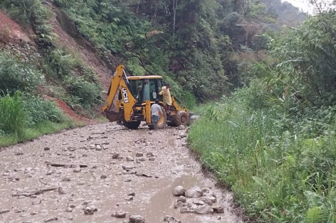 
					Gercep, Alat Berat Dinas PUPR Madina Turun Kelokasi Longsor