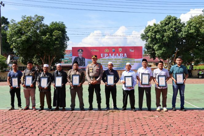 
					Bantu Tugas Kepolisian, Kapolres Madina Berikan Reward Kepada Warga Kelurahan Kota Siantar