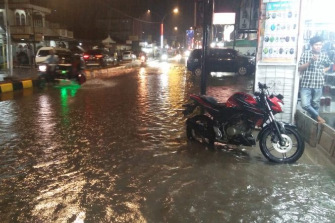 
					Curah Hujan Deras Landa Kota Panyabungan, Rumah Warga di Kelurahan Sipolu-polu Mulai Tergenang Air