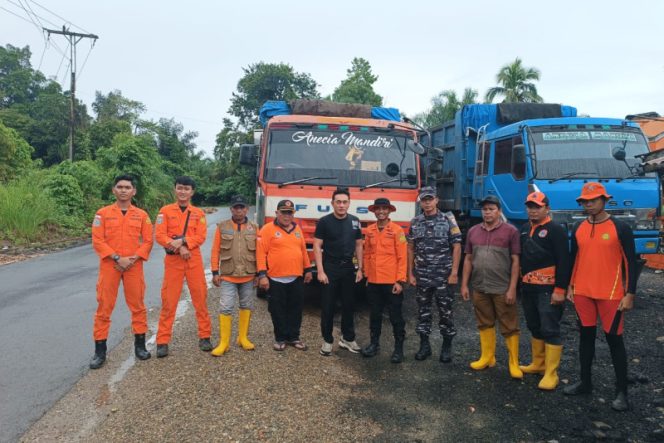 
					7 Personil BASARNAS, Ditambah 5 BPBD Madina Bantu Forkompincam Natal Siaga Antisipasi Banjir