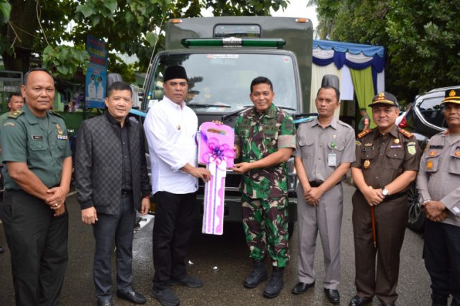
					Pemkab Madina Hibahkan Unit Mobil Truck Angkutan Personil Kepada Korem 023 KS