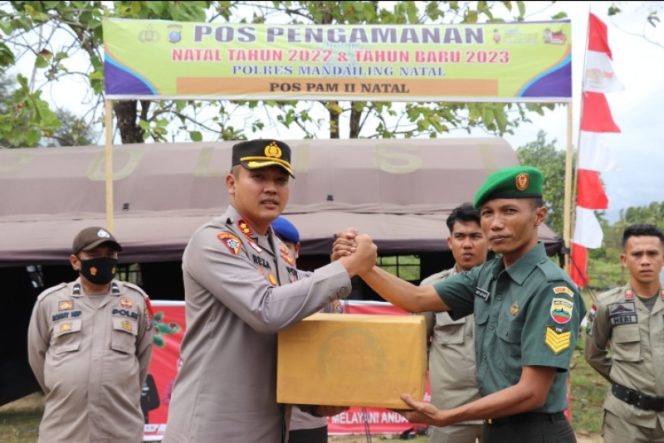 
					Petugas Pos PAM Lilin Toba di Pantai Natal Dapat Bingkisan Vitamin Dari Kapolres Madina