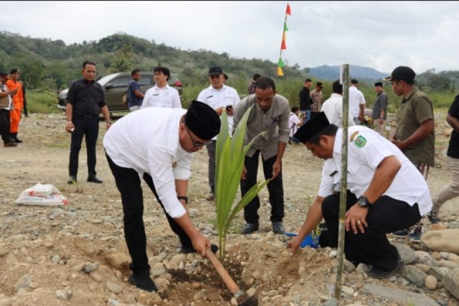 
					Peduli Lingkungan, Pemkab Madina Tanam 4000 Bibit Kelapa di DAS Batang Natal