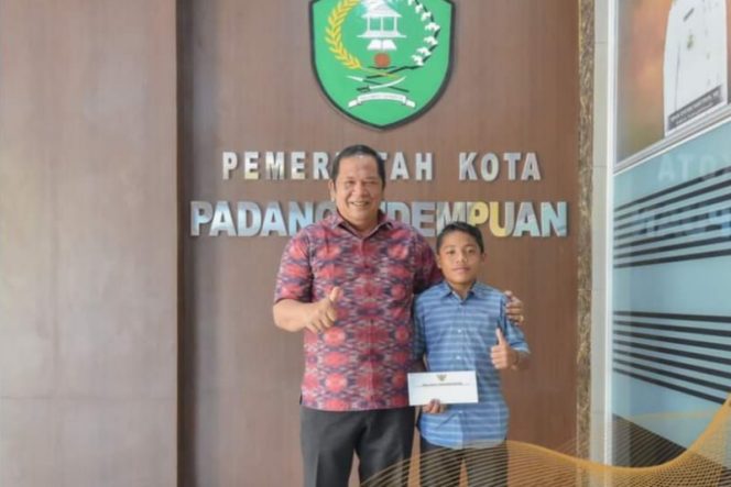 
					Walikota Padangsidimpuan Berangkatkan Pesepakbola Muda Ivan Aprialdo Bergabung Skuad Tim Persib U-12