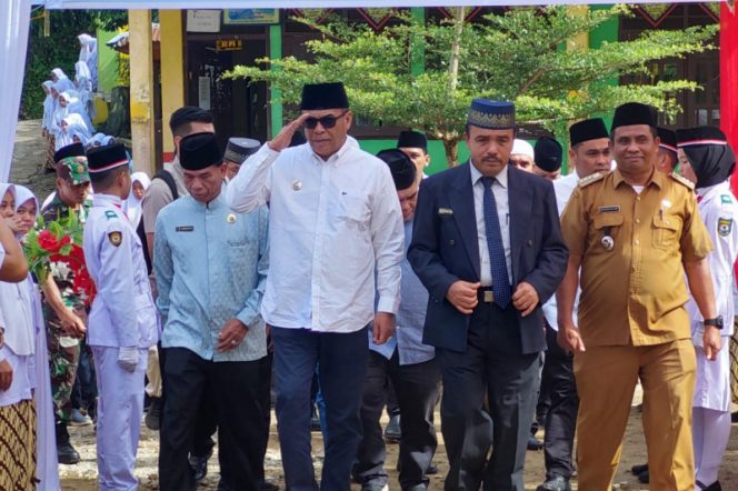 
					Bupati HM. Jafar Sukhairi Nasution Lantik Polsus PKS dan UKS MAN 5 Madina