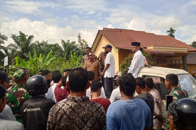 
					Tiap Hari Diselimuti Debu, Masyarakat Batang Taris Blokir Jalan Lintas Sibuhuan Sosopan