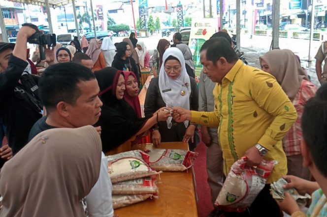 
					Walikota Layani Langsung Masyarakat Pembeli Beras di Gerakan Pangan Murah Kota Padangsidempuan