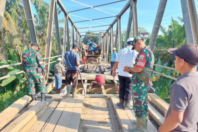 
					PT. Palmaris Raya Perbaiki Jembatan di Desa Bintungan Bejangkar, Batahan