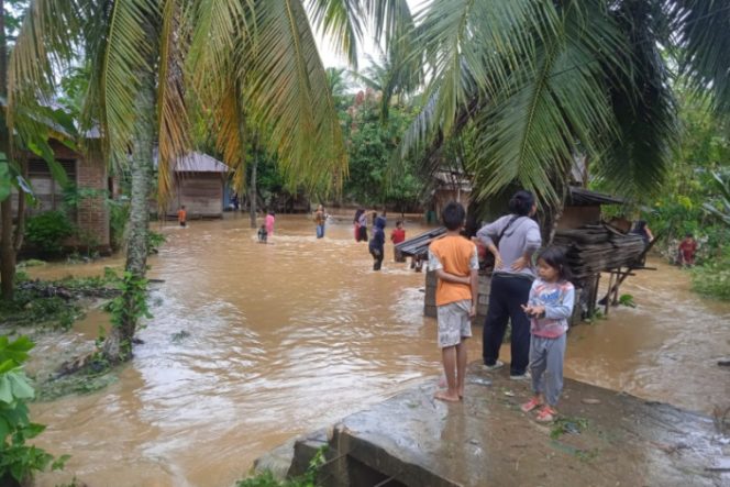 
					Curah Hujan Tinggi, Puluhan Rumah di Sibuhuan Dan Desa Handis Terendam Banjir