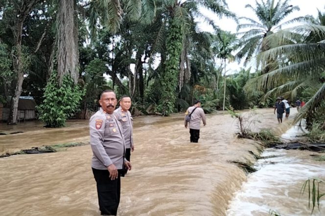 
					Polres Palas Bantu Warga Terdampak Banjir  Lingkungan VII Sibuhuan Dan Desa Handis.