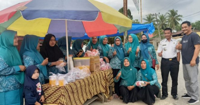 
					Camat Dan TP-PKK Kecamatan Sinunukan Berbagi Takjil Berbuka Untuk Masyarakat