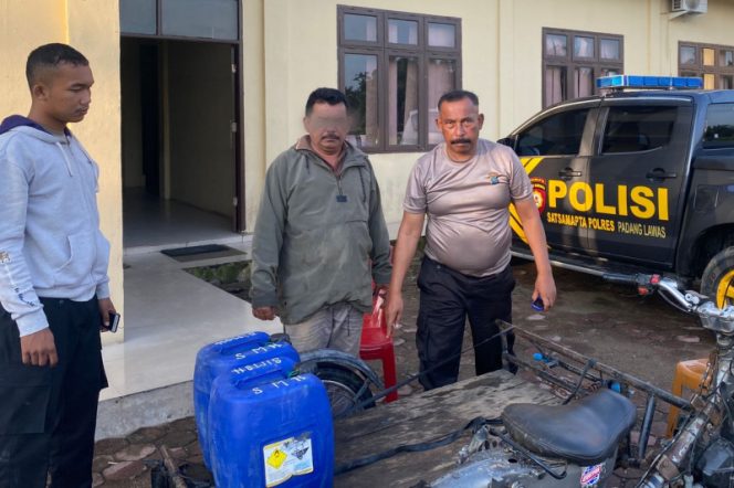 
					Baru Diturunkan Bus, Sat Samapta Polres Palas Amankan AN Serta 10 Derigen Tuak