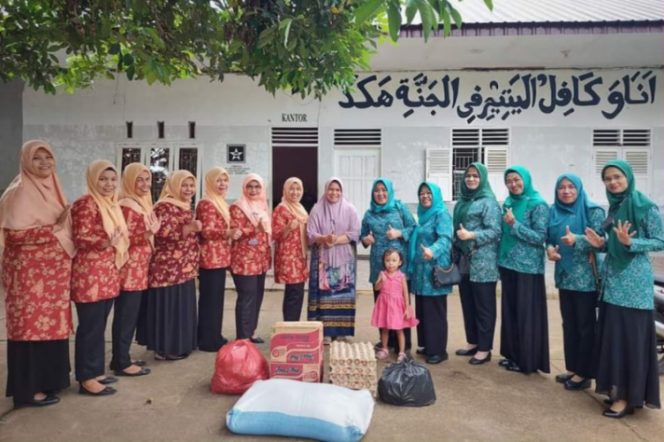 
					Ramadhan Berkah, TP PKK dan Dharma Wanita gelar berbagi takjil Dan Sembako