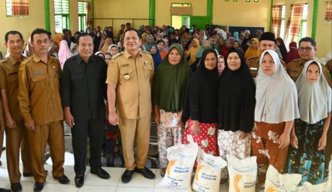 
					Walikota Irsan Kembali Salurkan Bantuan Pangan CBP Kepada 820 Penerima
