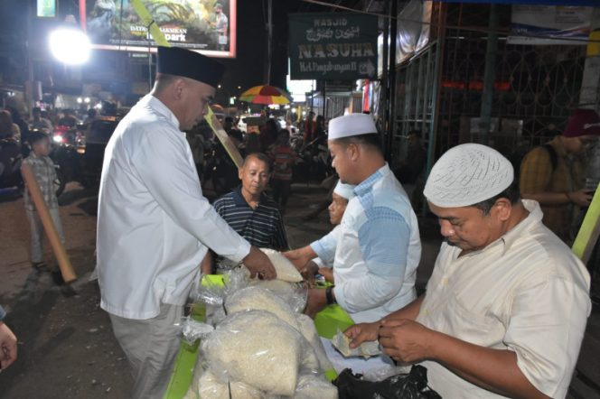 
					Bupati Madina Bayarkan Zakat Fiitrah Kepada Kepanitiaan Zakat Dekat Kediaman Keluarga