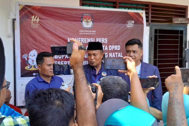 
					Perdana Daftarkan Bacaleg di KPU Madina, Ketua Nasdem Madina Berharap Dukungan Masyarakat