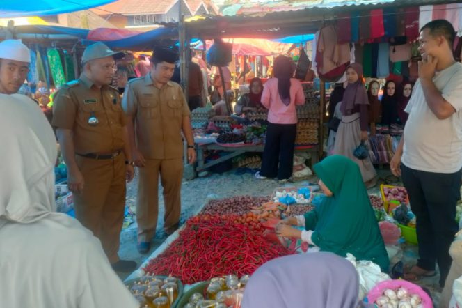 
					Tinjau Pasar Maga, Camat LSM : Harga Sembako Normal, Kecuali Daging dan Telur Ayam