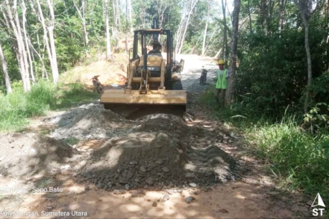 
					Pelebaran Jalan Desa Sopobatu Dimulai, Kadis PUPR Madina : Kita Bangun Bertahap