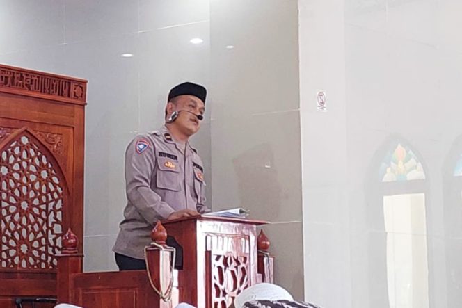 
					Ajak Tingkatkan Kamtibmas, Ipda Ahmad El Husein Khatib Jumat di Masjid Babul Falah Desa Kayu Laut