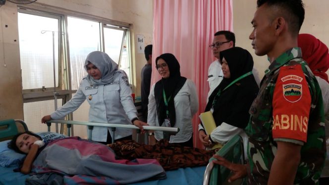 
					Wabup Atika Jenguk Sawiyah, Pasien Penderita Sirosis Hepatis di RSUD Panyabungan