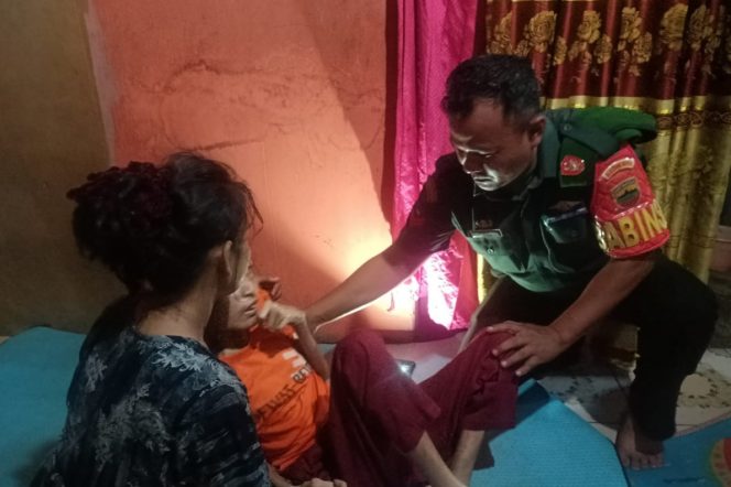 
					Babinsa Koramil 13 Panyabungan Besuk Warga Alami Sakit Menahun Hingga Badannya Mengecil