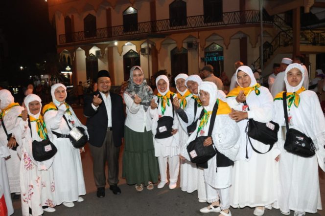 
					Bupati Dolly dan Ketua TP PKK Rosalina Hadiri Pelepasan 194 JCH Tapsel di Asrama Haji Medan