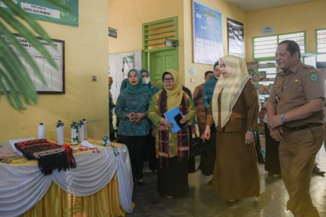 
					Walikota Dampingi TP. PKK Provsu Monitoring Kelurahan Wek IV Sebagai Binaan UP2K