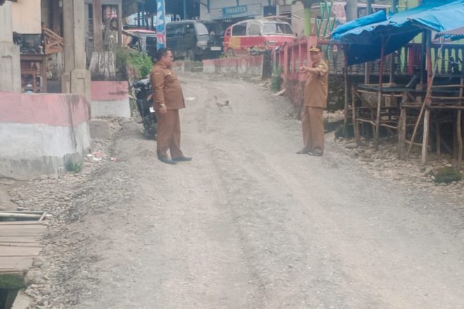 
					Camat Linggabayu Pantau Progres Pembangunan Jalan Keliling Simpanggambir
