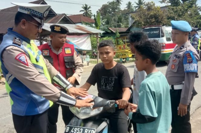 
					Personil Gabungan Polres Mandailing Natal Gelar Ops Patuh Toba 2023 di Pasar Sihepeng