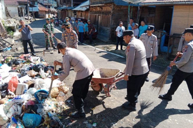 
					Polsek Kotanopan Gelar Gotong Royong  Thema” Melaksanakan Kebersihan Sampah Bersama Polri”