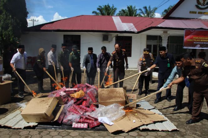 
					Kejari Padang Lawas Musnahkan BB Rokok Tanpa Cukai dan 33 BB Lainnya