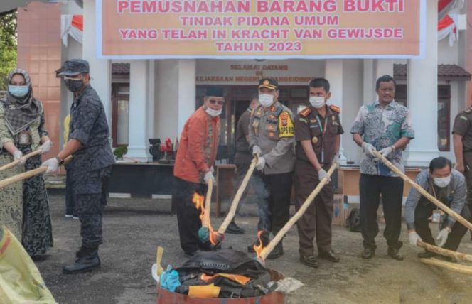 
					Wawakot Hadiri Pemusnahan BB Perkara TPU di Kejari Padangsidimpuan