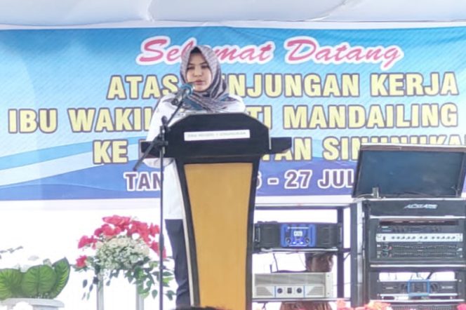 
					Wabup Madina Atika Azmi Kunker di Kecamatan Sinunukan