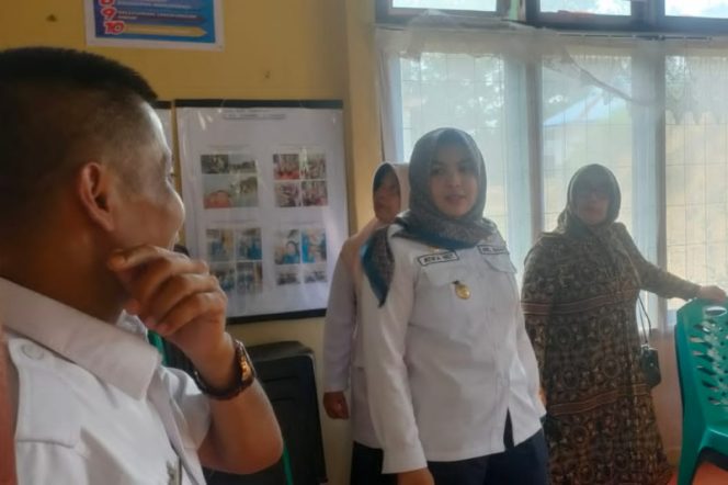 
					Tinjau Kondisi Kantor Camat Sinunukan, Wabup Atika : Tahun Depan Dibangun Bertahap