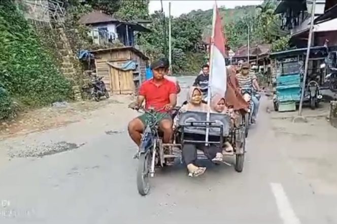
					Unik, Warga Naik Betor Keliling Kampung Ajak Pasang Bendera Merah Putih