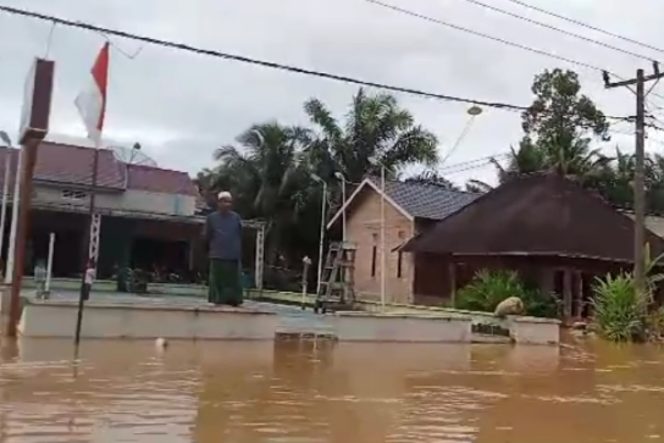 
					Sungai Batang Natal Meluap, Beberapa Desa Wilayah Natal Kebanjiran