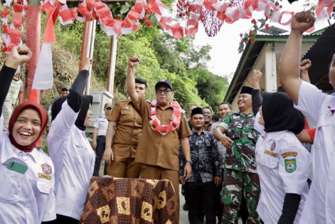 
					Detik – Detik Lampu PLN Nyala Perdana di Desa Sopobatu, Warga Histeris Teriak Merdeka !