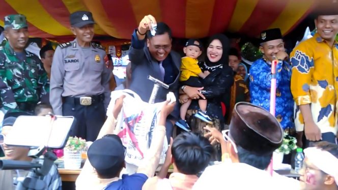 
					Pawai Karnaval Meriahkan HUT RI Ke – 78 di Bukit Malintang, Camat Berikan Saweran